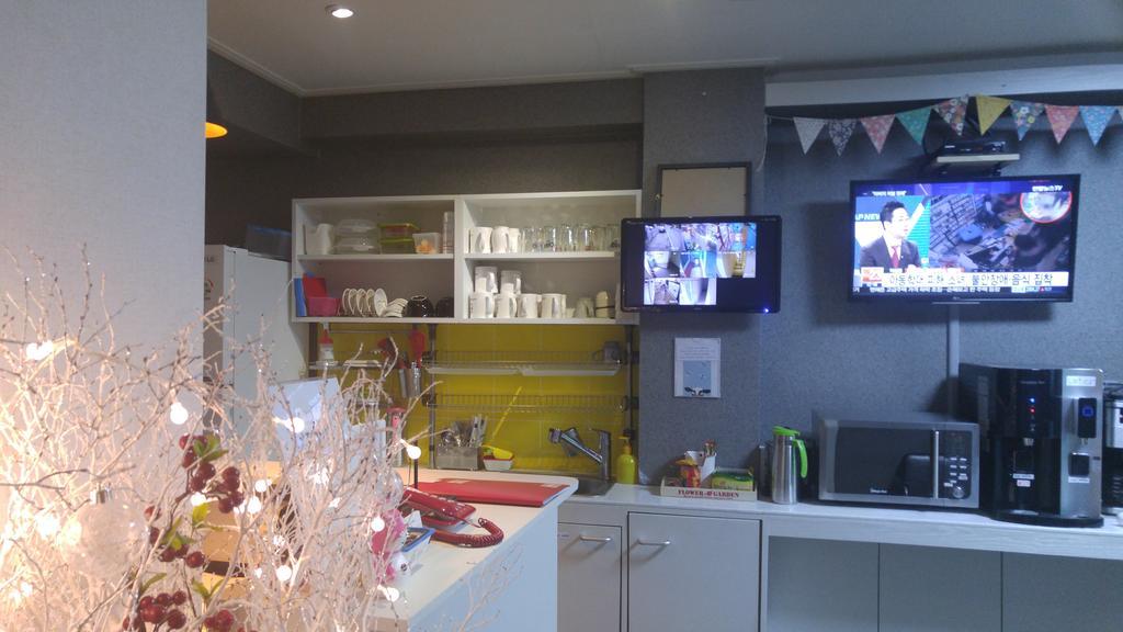 Embassy Guesthouse Itaewon Seoul Bagian luar foto