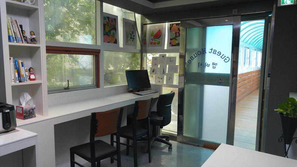 Embassy Guesthouse Itaewon Seoul Bagian luar foto